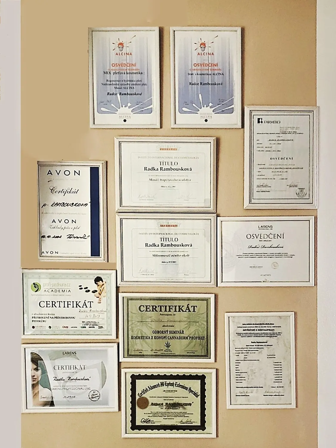 Osvědčení a certifikáty vystavené ve studiu